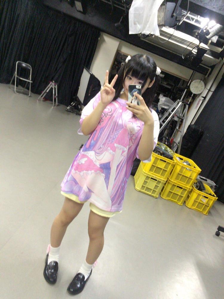 19岁美女coser被窝录短视频