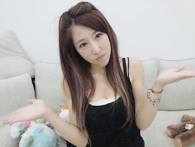 lol解说贝拉近照球王还是那么厉害