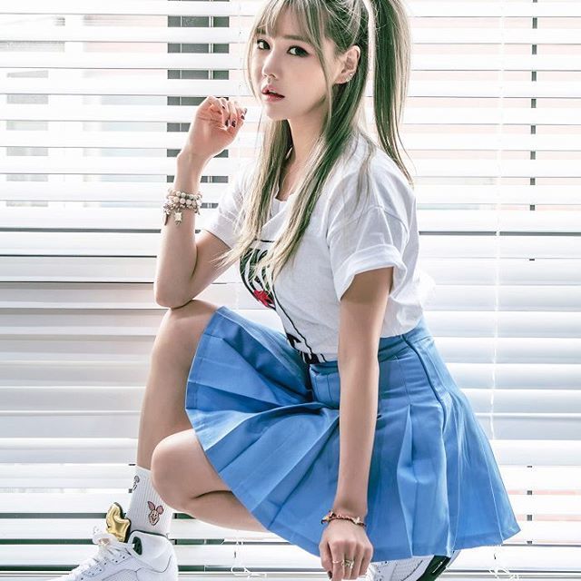 韩佳恩是韩国人气模特,拥有健美而性感的好身材和可爱精致的脸庞