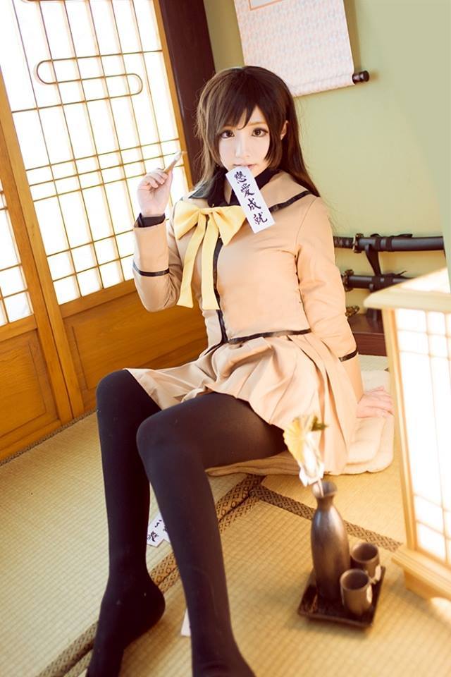 台湾coser晒黑丝柔韧大长腿