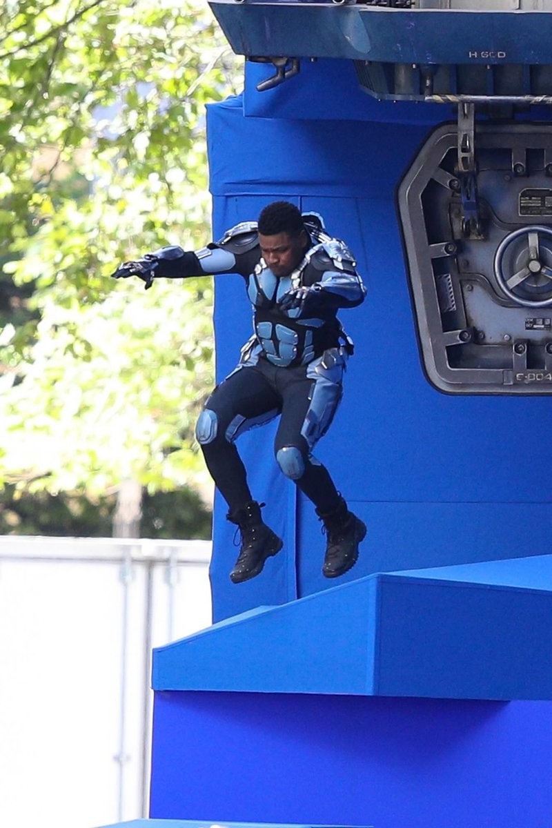 > 《环太平洋2》曝男主高清机甲照不加特效略搞笑