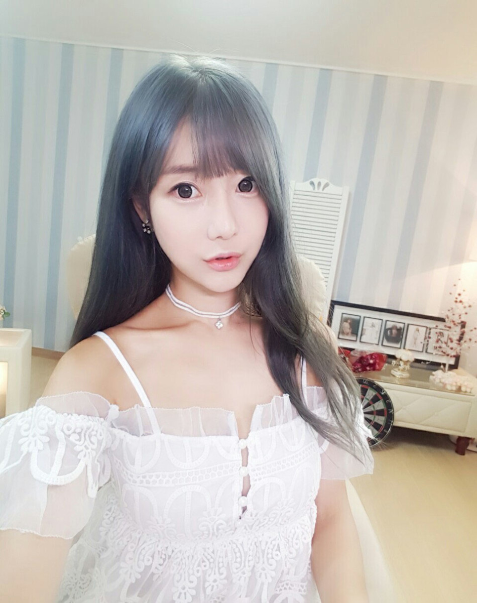 美女主播晒照 网友:衣服亮了