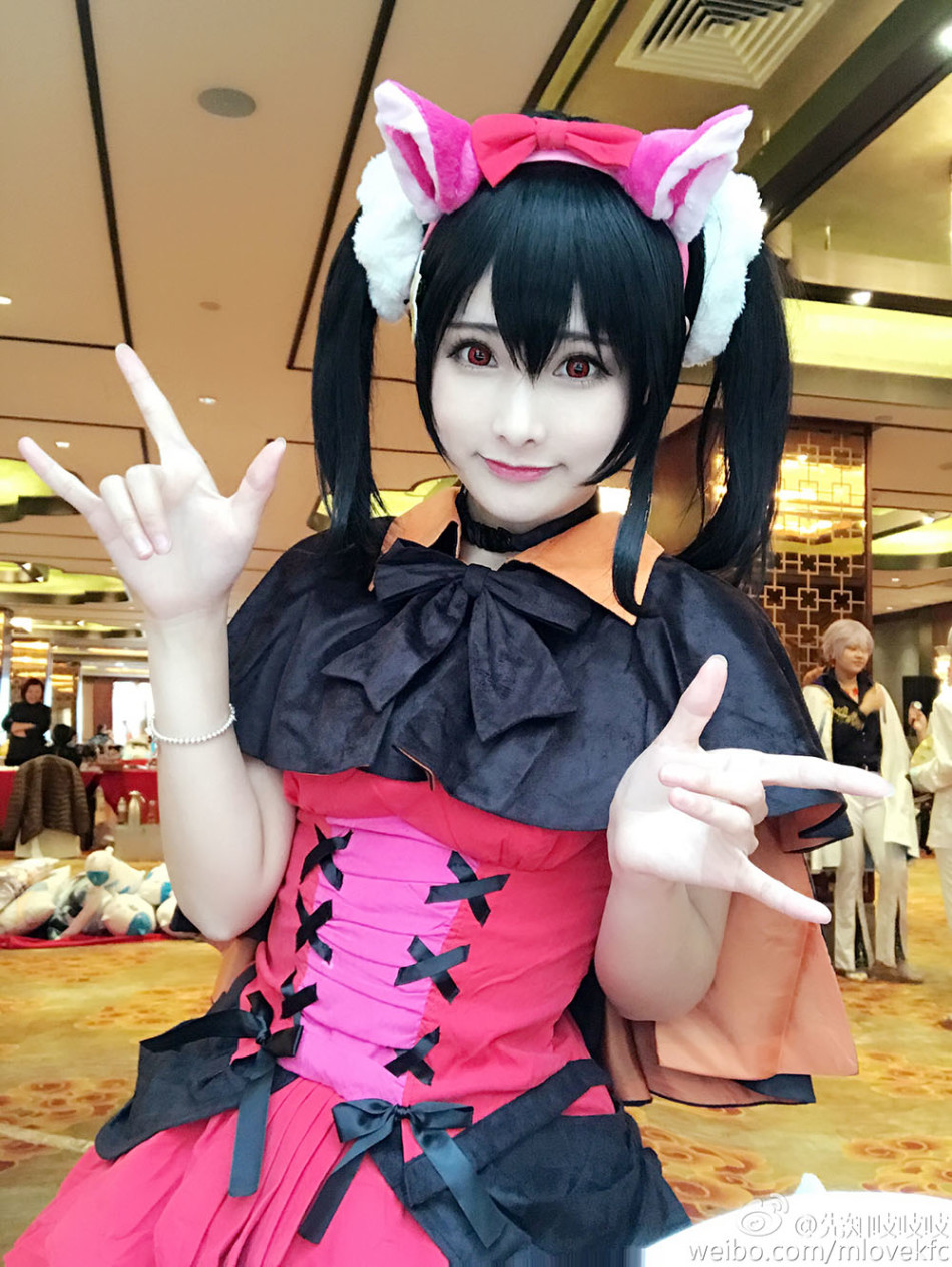 萌妹子演绎清新版开背毛衣