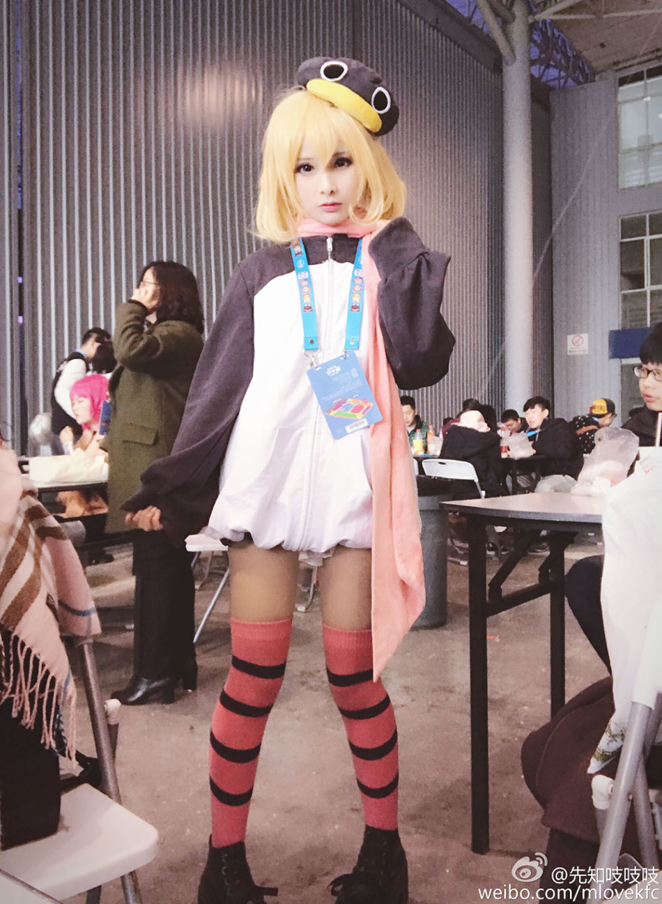 萌妹子演绎清新版开背毛衣