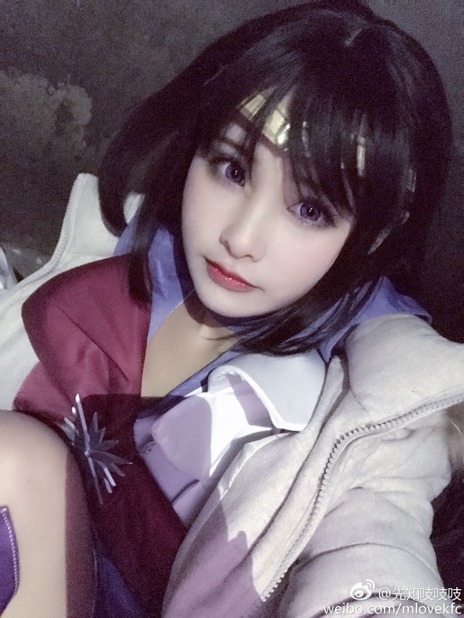 萌妹子演绎清新版开背毛衣