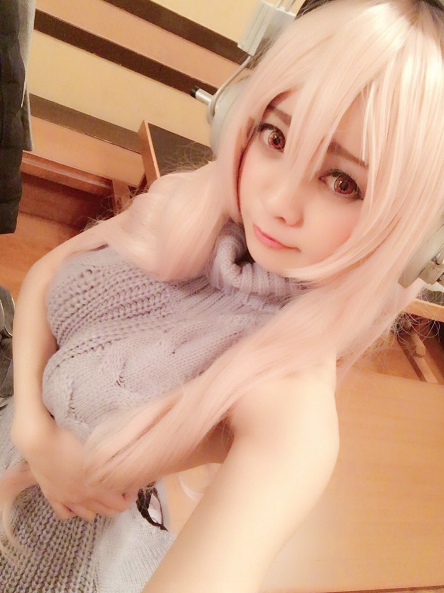 11区萌妹穿开背毛衣拍写真 性感身材让人流口水