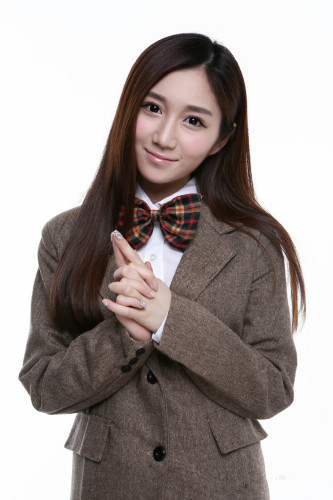 美女主播小悠加盟电竞比赛英姿飒爽尽显专业