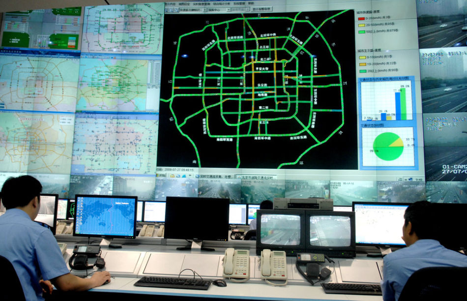 交通指挥控制中心大屏幕实时监控指挥道路交通情况