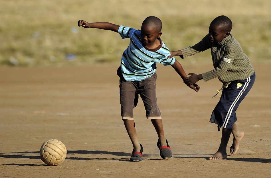 > 南非儿童享受足球乐趣