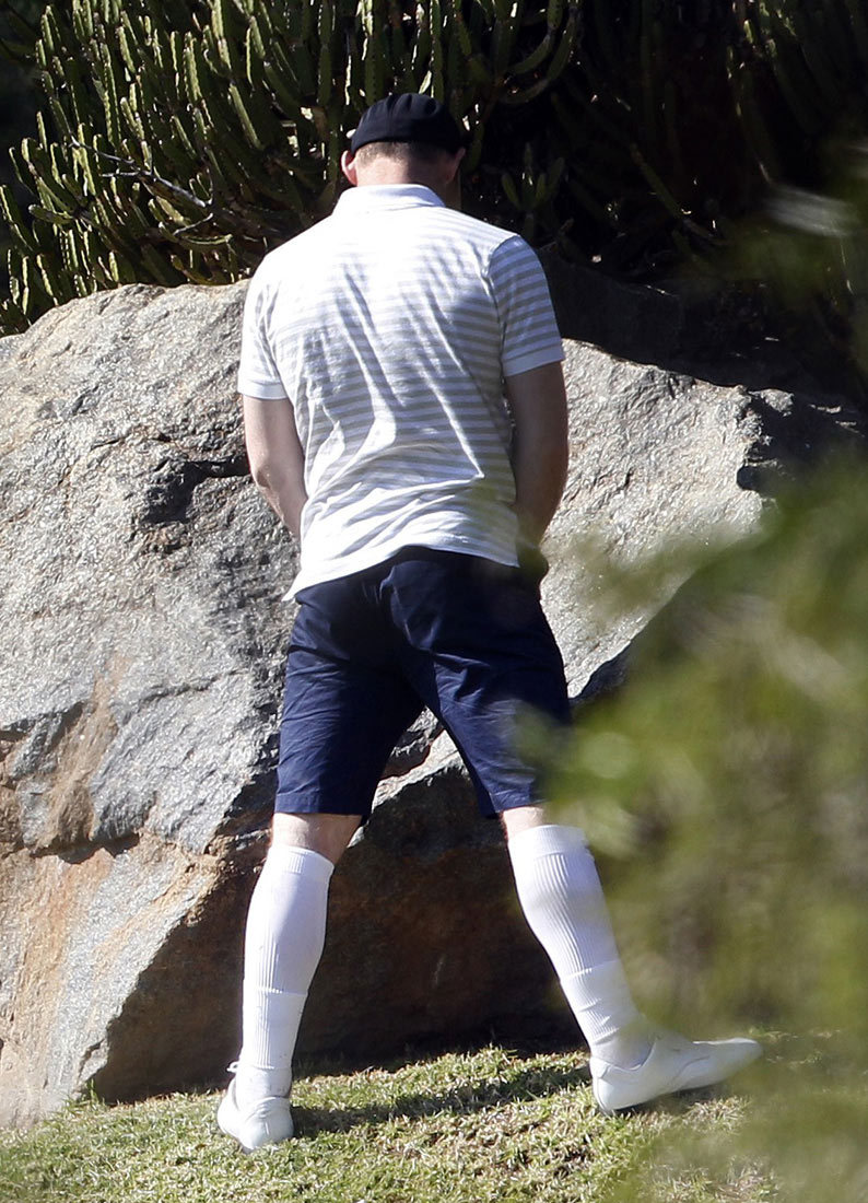 鲁尼随地小便被抓拍