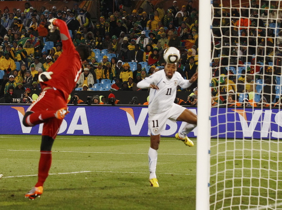 阿尔瓦罗顶球前一瞬