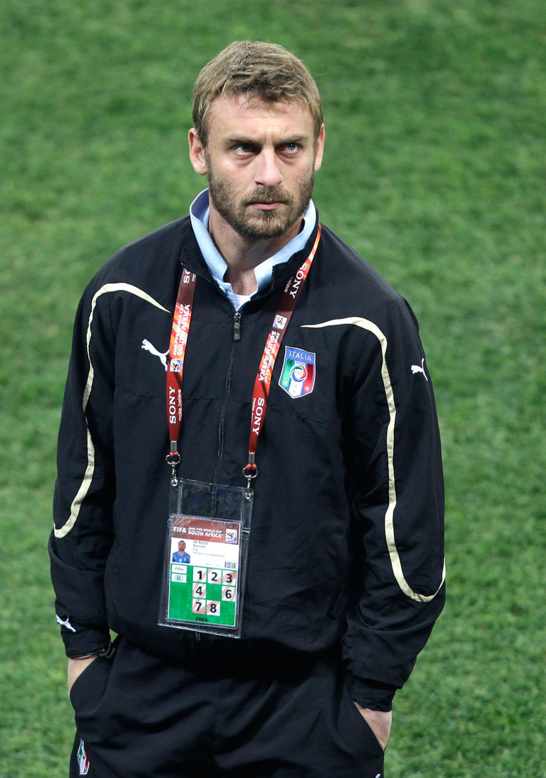 德罗西在草坪上走动