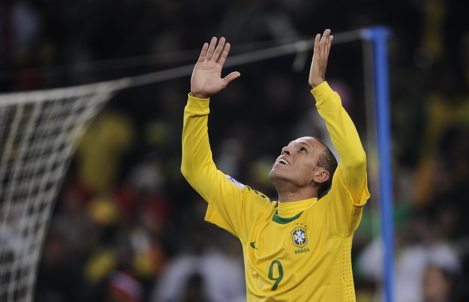 法比亚诺手球嫌疑破门