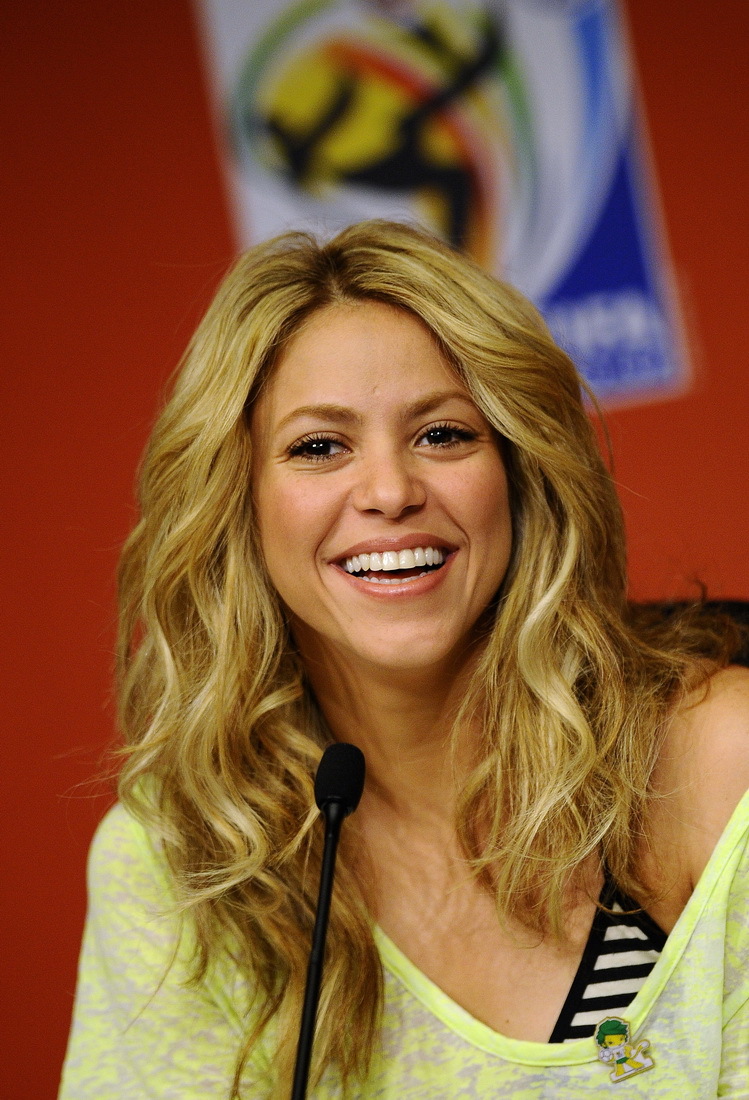 天后夏奇拉展示决赛用球