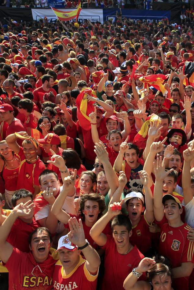 西班牙1-0荷兰粉丝疯狂