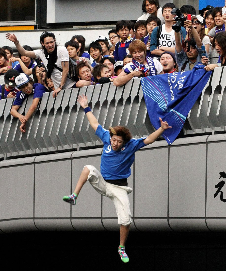 日本球迷跳河庆祝