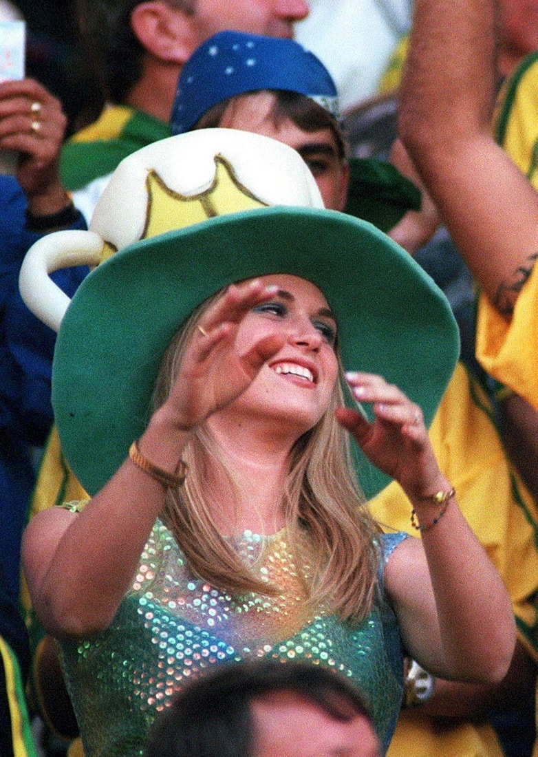 苏珊娜(1998年)看着比赛指挥