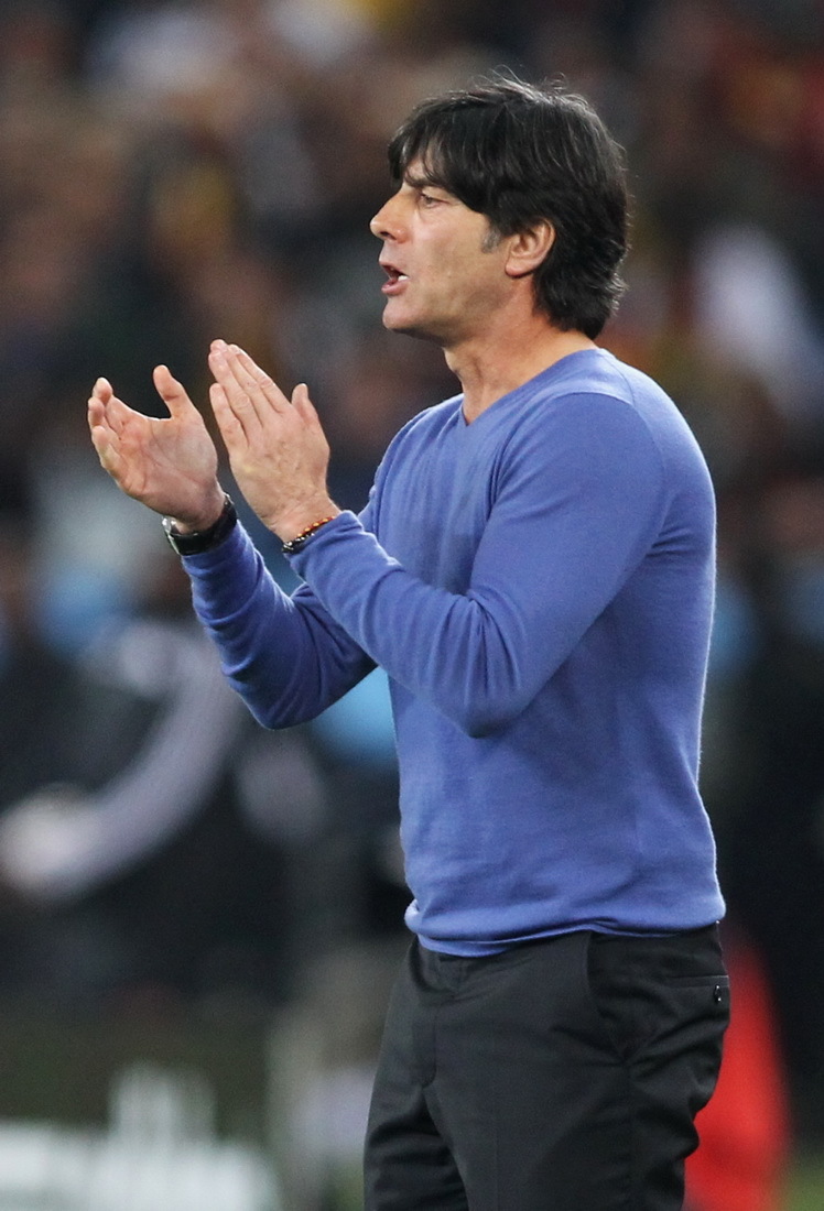 勒夫鼓掌安慰球员