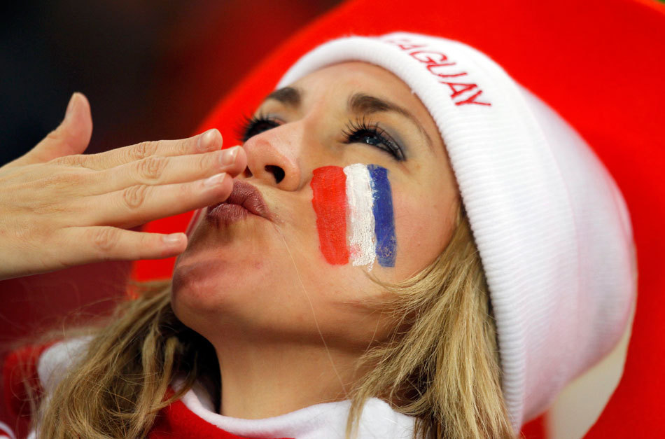 最美女球迷飞吻