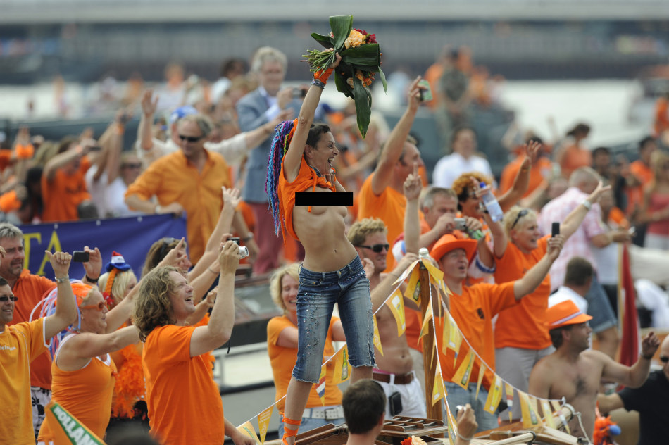 荷兰队举行运河游行