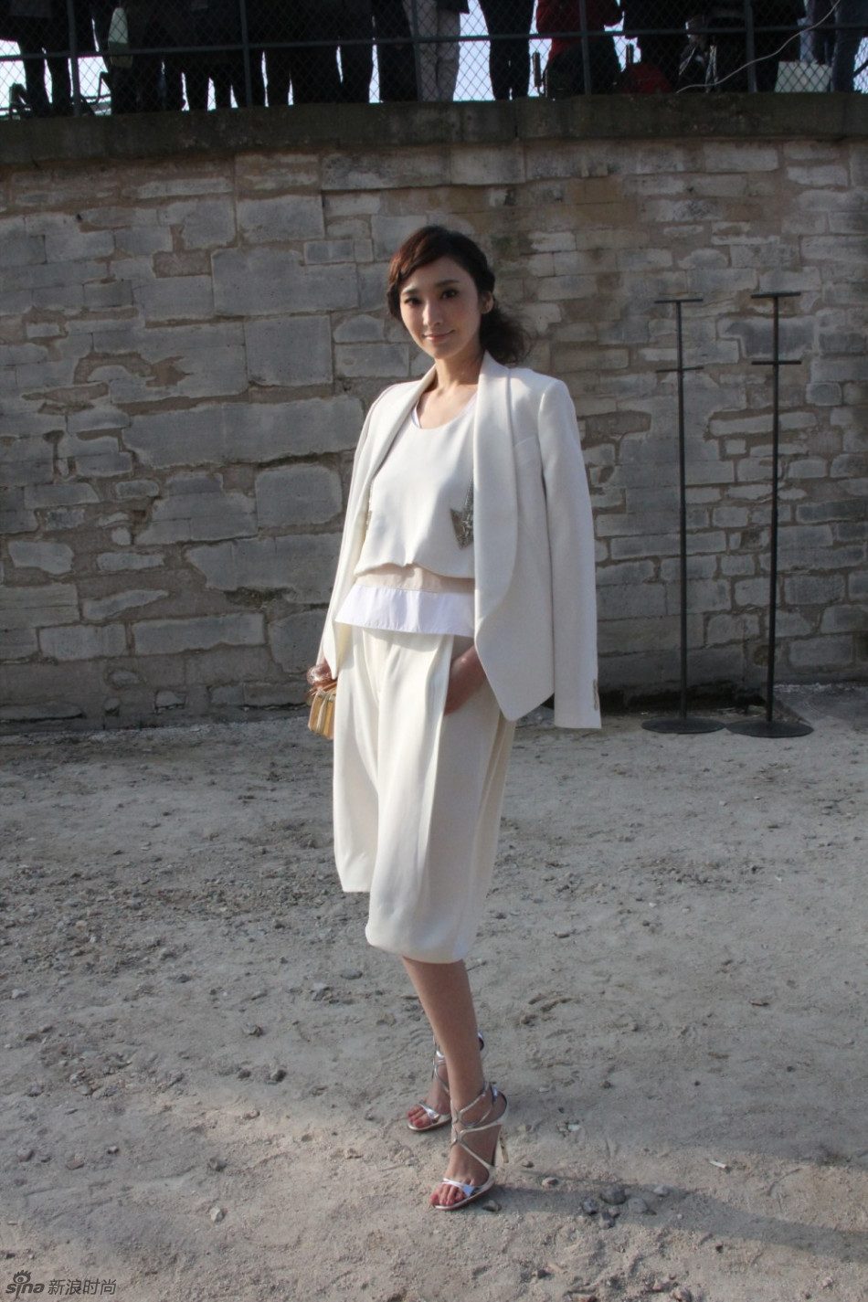 吴佩慈亮相chloe秀场 白色套装难掩温婉妩媚