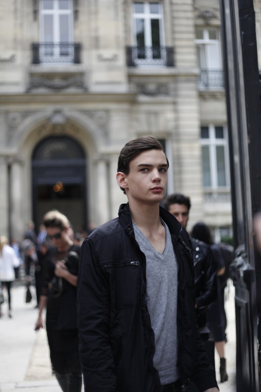 巴黎男装周 首日模特秀场外街拍(图)