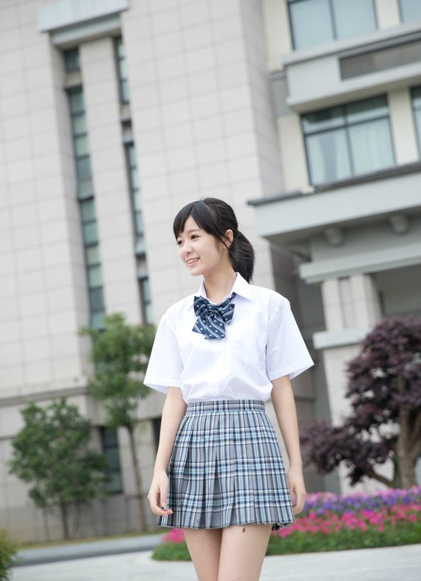 徐娇晒萝莉cos照 变身校服萌妹子