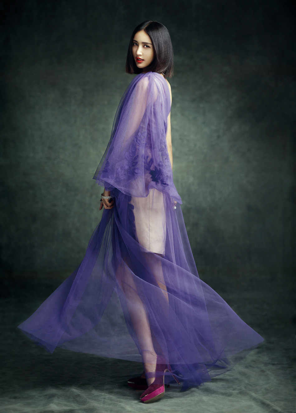 张歆艺登杂志封面 秀美背展露女性之美