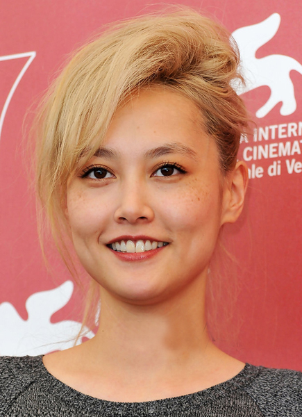 温婉狂野全驾驭 《环太平洋》女主百变发型_高清图集_新浪网