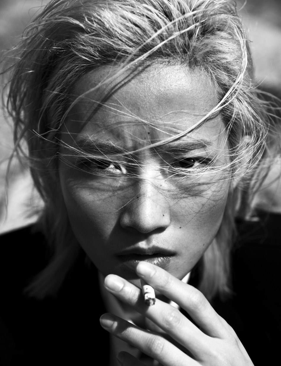 1 / 12 摄影师尹超再次运用黑白纪实的手法,生动的捕捉与刻画了模特的