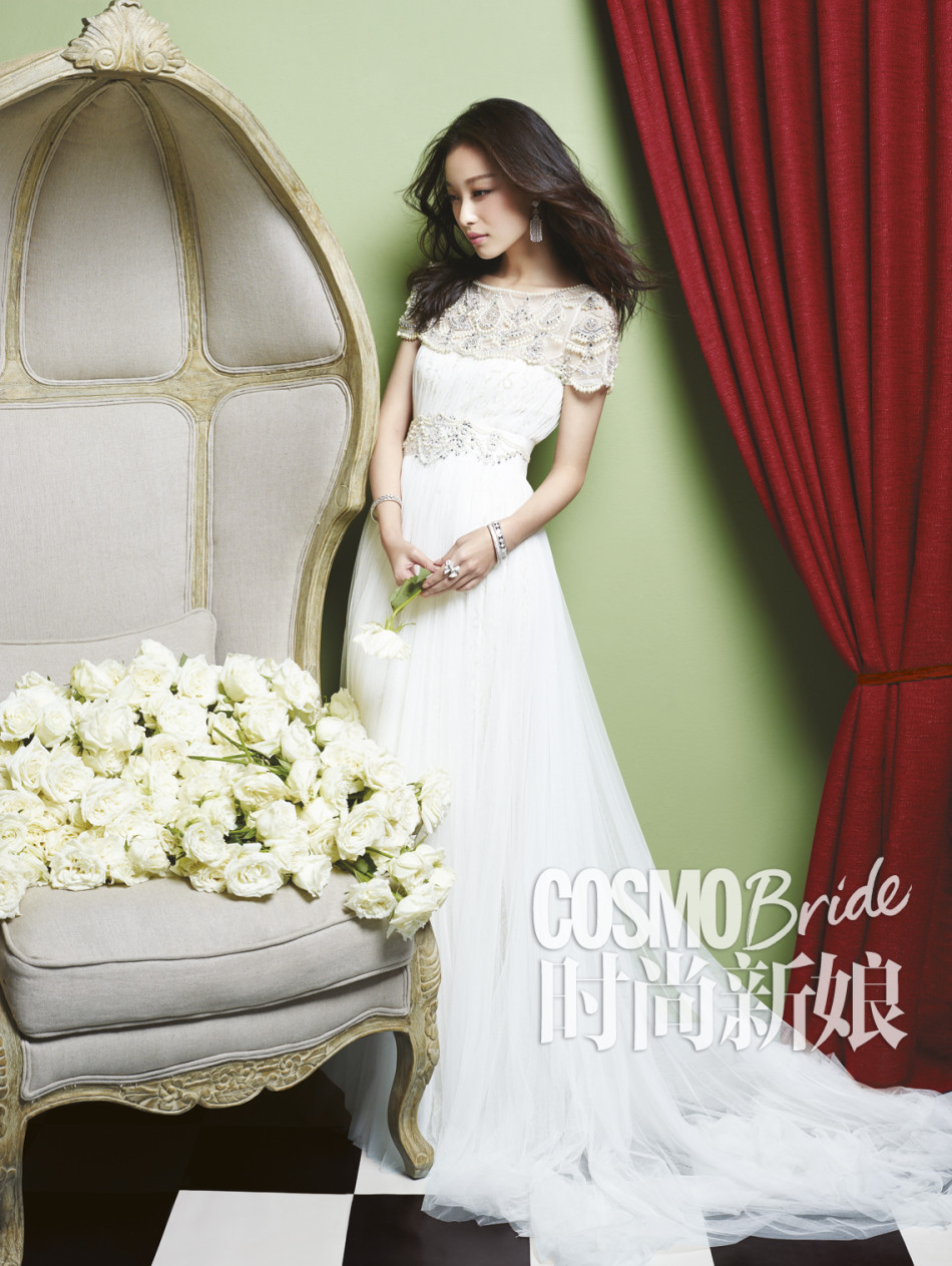 倪妮登《时尚新娘》 质感婚纱凸显傲人身材