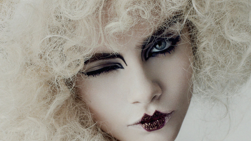 delevingne为《i-d》杂志拍摄一组大片,片中cara哥特妆容化身木偶