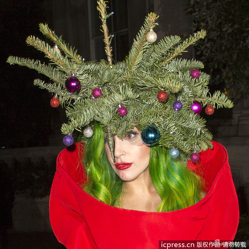gaga绿色卷发顶圣诞树 呲牙咧嘴红唇显妖媚