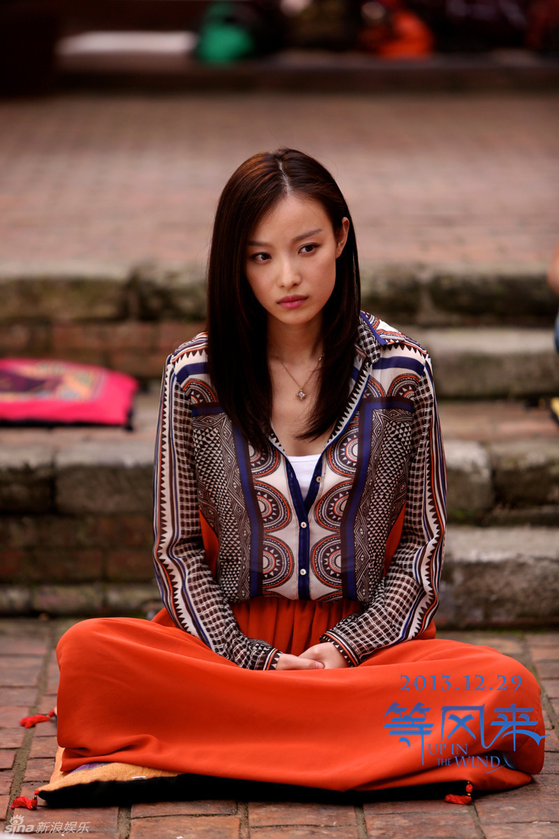 倪妮中分直发清新动人