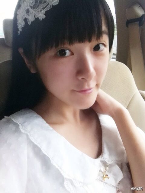 13 徐娇在微博晒出沙滩游玩的照片,穿着泳装的徐娇变身沙滩美女,漂亮