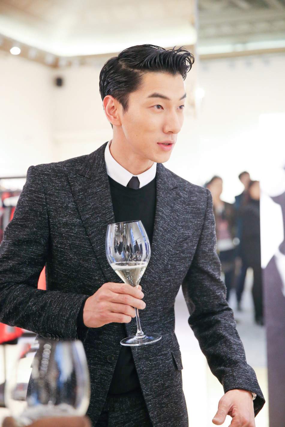 张亮成熟黑色皮装参观ports 1961米兰工作室