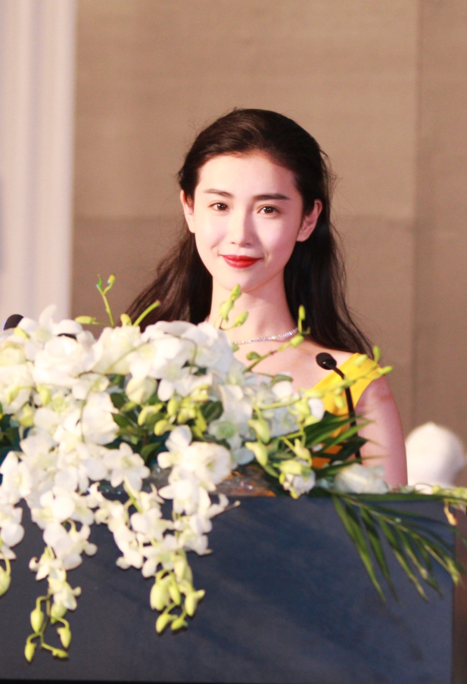 张辛苑亮相美妆大赏 获年度网络人气美妆奖