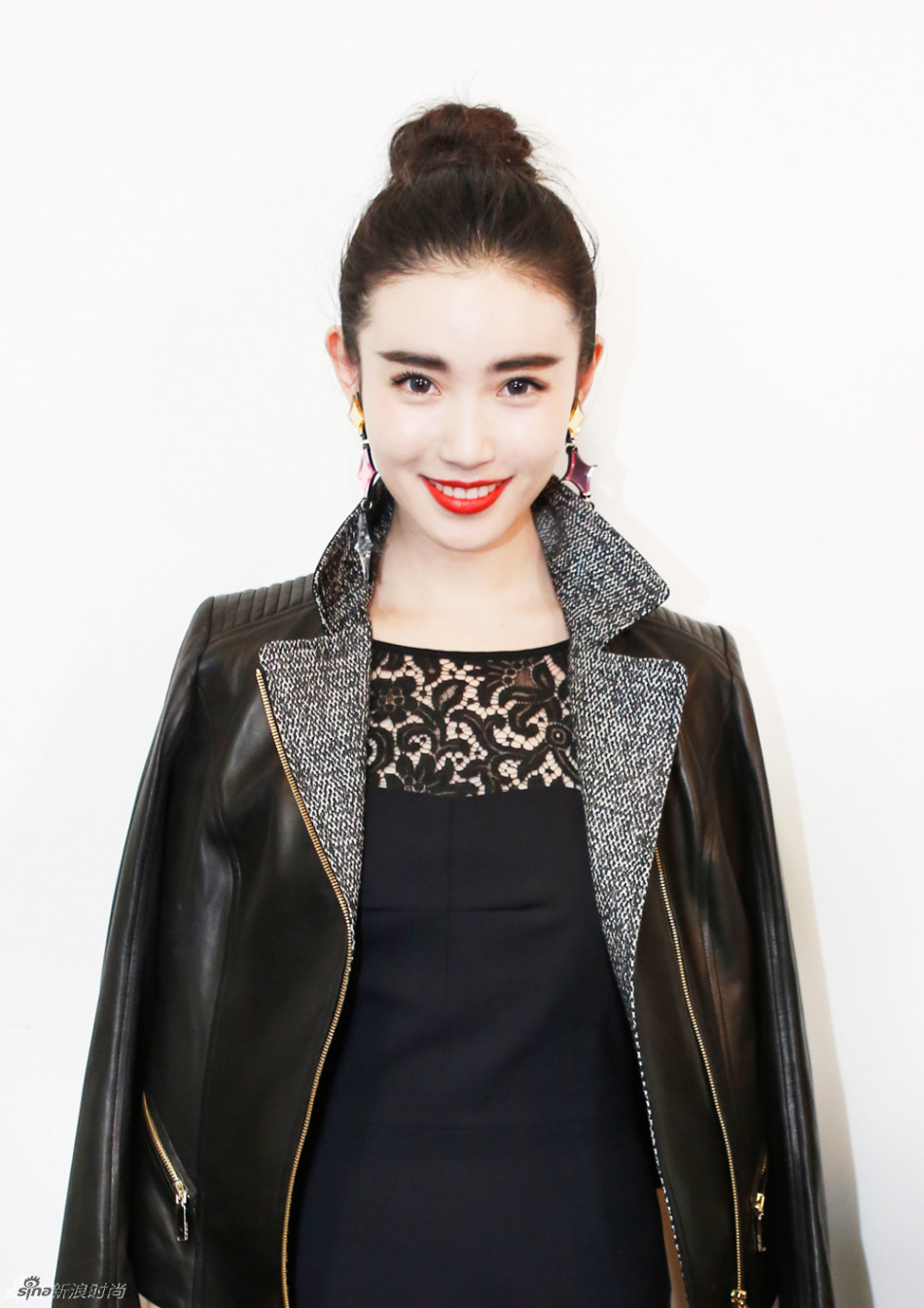 张辛苑现身纽约时装周 粗眉红唇气场爆棚