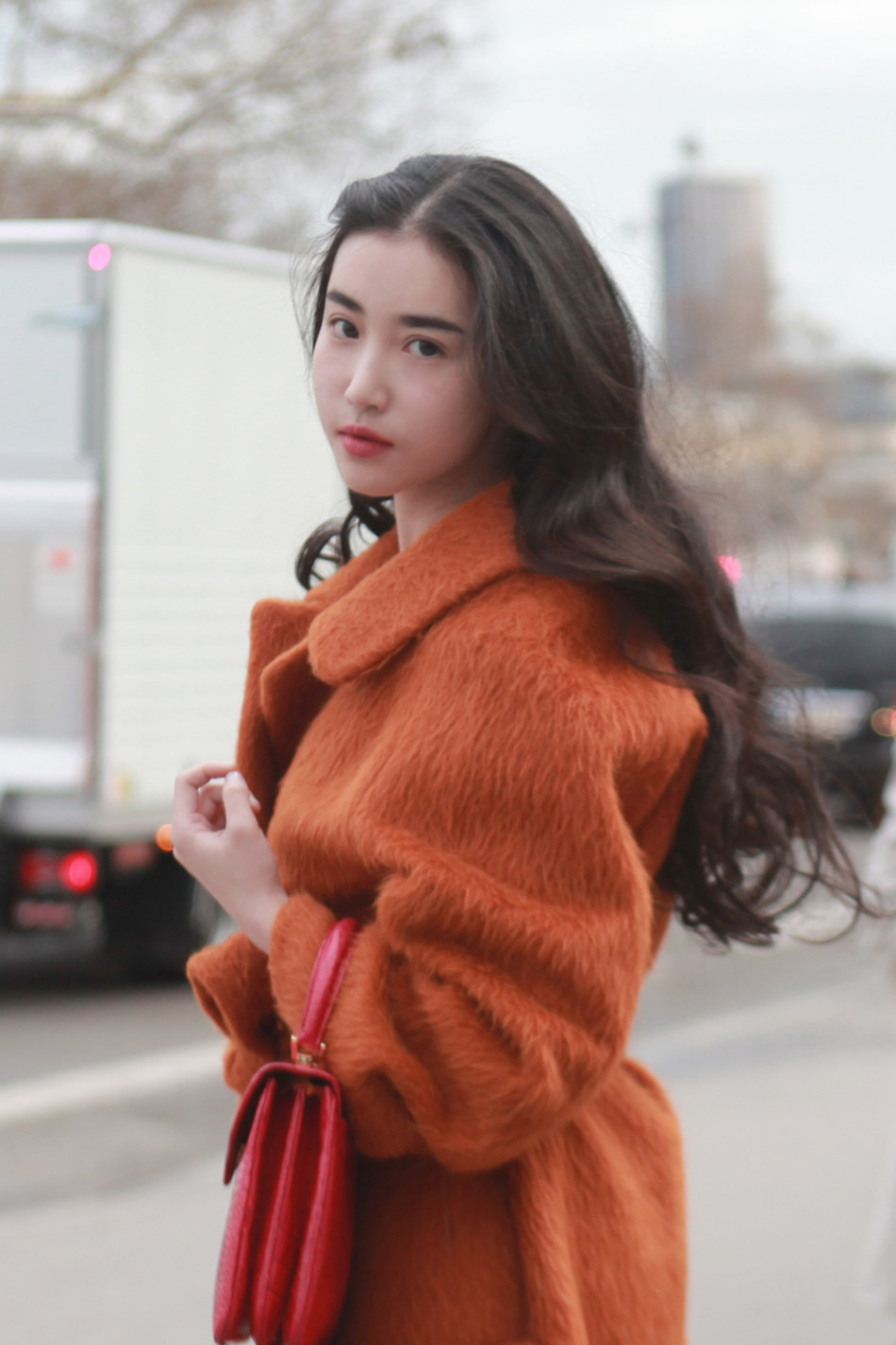 张辛苑亮相夏姿陈秀场 橙色大衣惹人瞩目