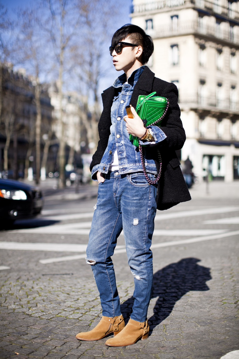 韩火火亮相巴黎时装周 大衣配牛仔打造街头随性