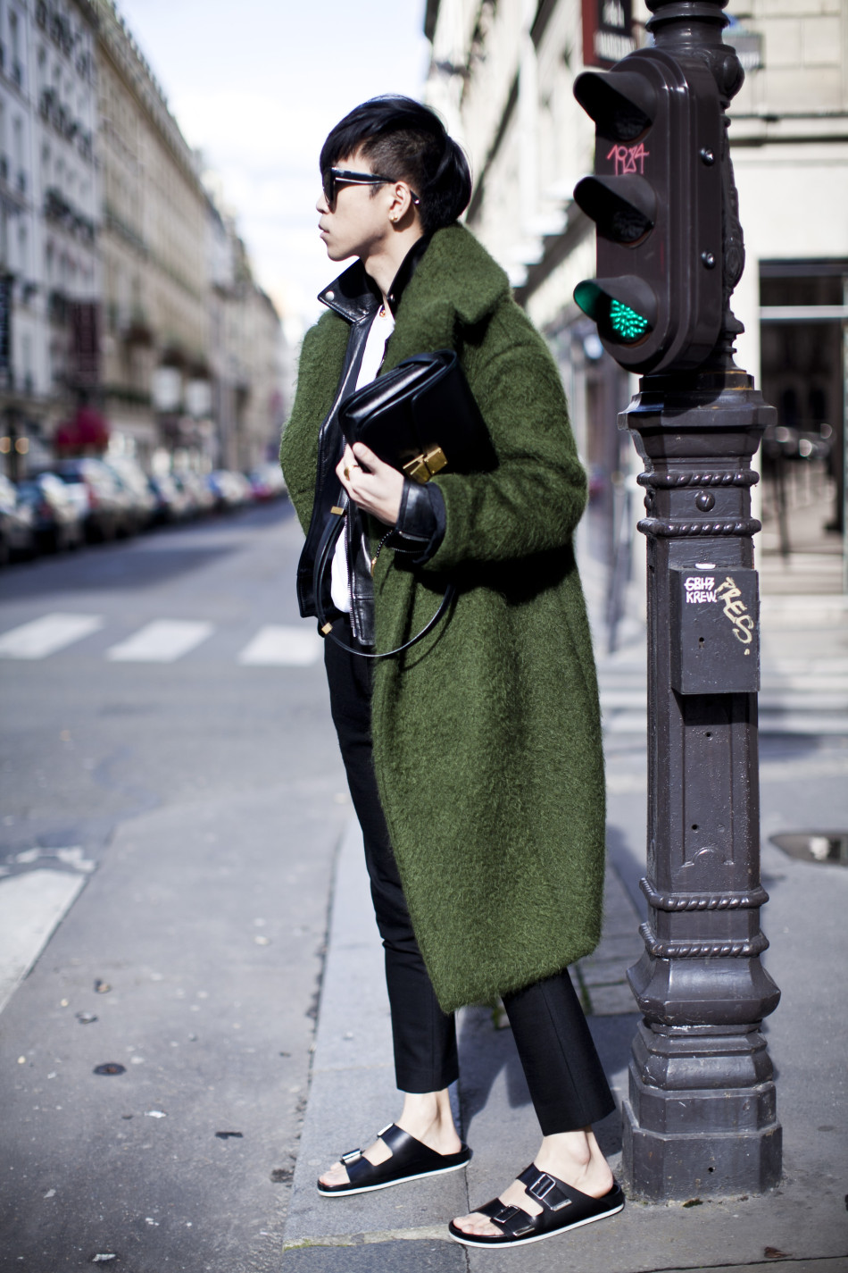 韩火火亮相巴黎时装周 绿毛大衣配凉鞋凹造型