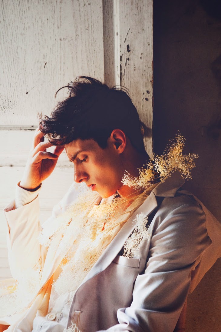 少年与花 嫩肉男模拍摄文艺大片上演忧郁花事了