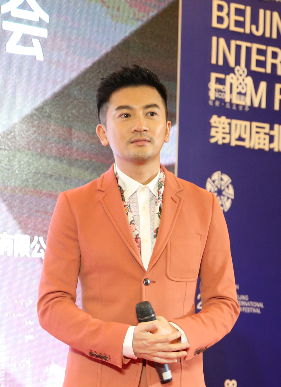 苏有朋穿减龄橘色西装亮相新片发布会