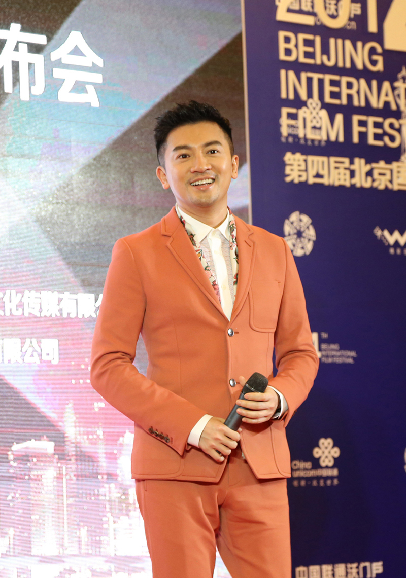 苏有朋穿减龄橘色西装亮相新片发布会