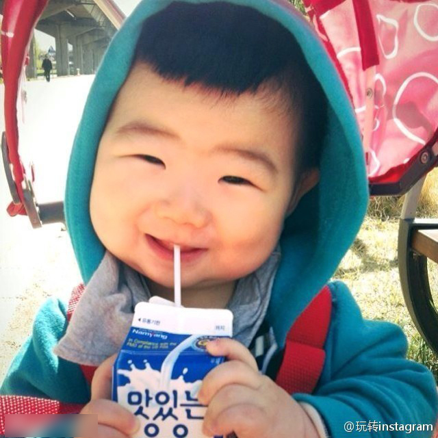 韩国小眼正太走红 眯眯眼圆脸萌翻网友_高清图集_新浪网