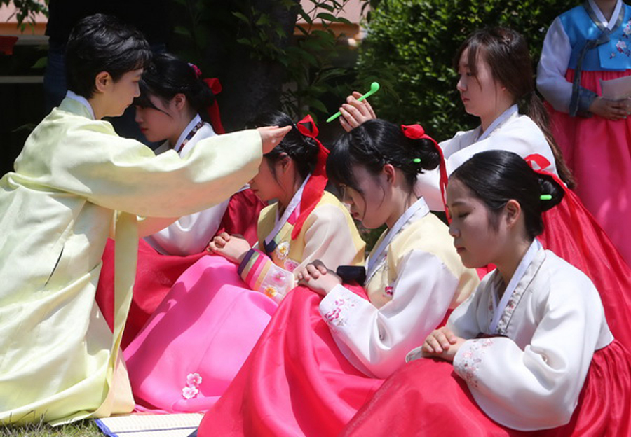 韩国釜山的庆星大学19日举行了一场别具特色的传统成年礼,该学校韩国