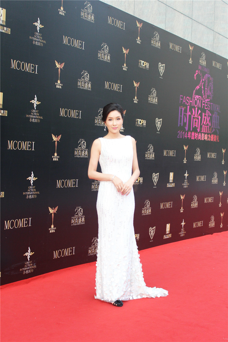 杨恭如出席时尚盛典 白色镶钻长裙艳压群芳_高清图集_新浪网