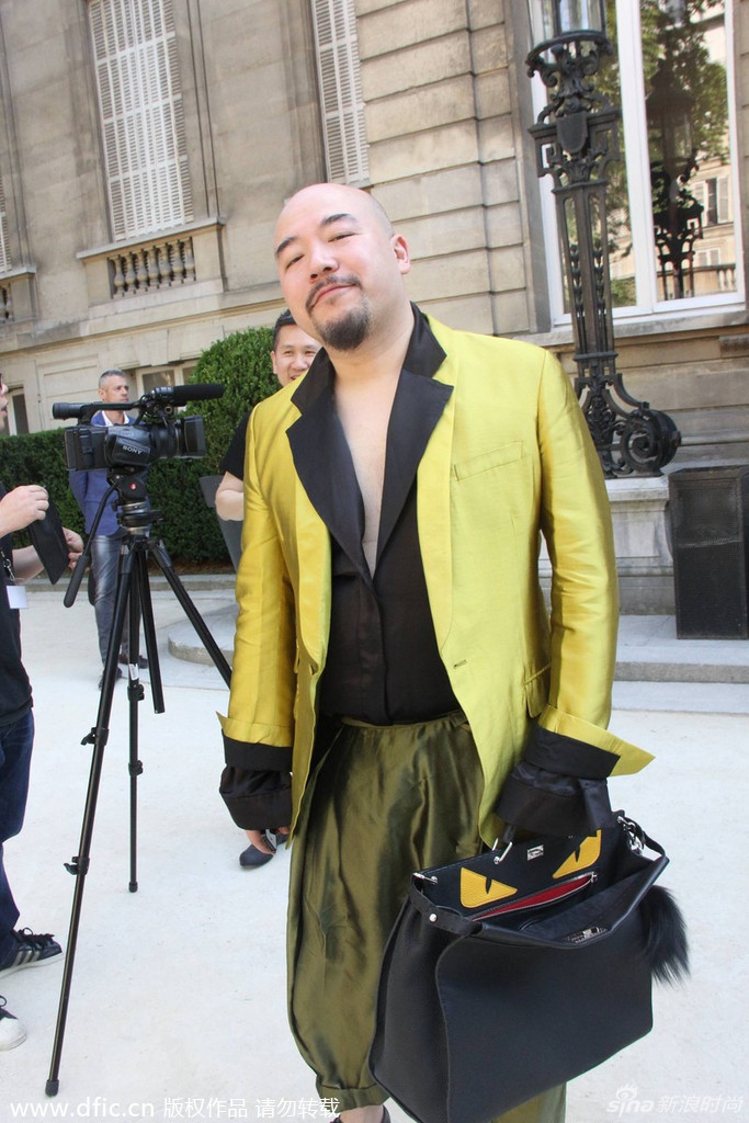 黄伟文亮片西装 fendi怪兽包助阵valentino秀