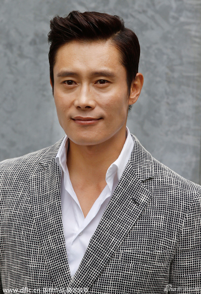 李秉宪黑白格纹西装助阵giorgio armani专场秀_高清图集_新浪网