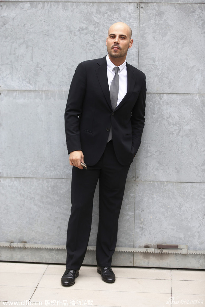 李秉宪黑白格纹西装助阵giorgio armani专场秀_高清图集_新浪网